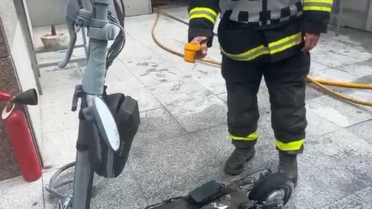 Sofocado un incendio en San Sebastián de los Reyes causado por un patinete eléctrico en carga