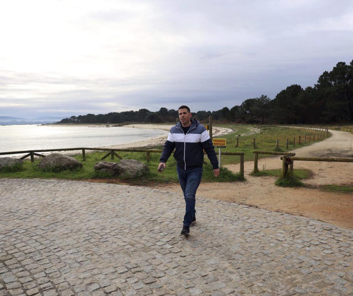 Luis Arosa en el litoral de A Illa. | NOÉ PARGA