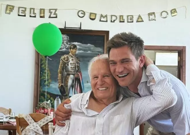 Manuel Benítez 'El Cordobés' celebra sus 90 años rodeado de familia: la emotiva foto de Julio Benítez con su padre