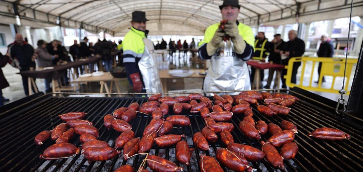 Vila de Cruces degusta 80 kilos de producto en su 33ª Feira do Chourizo | BERNABÉ/JAVIER LALÍN