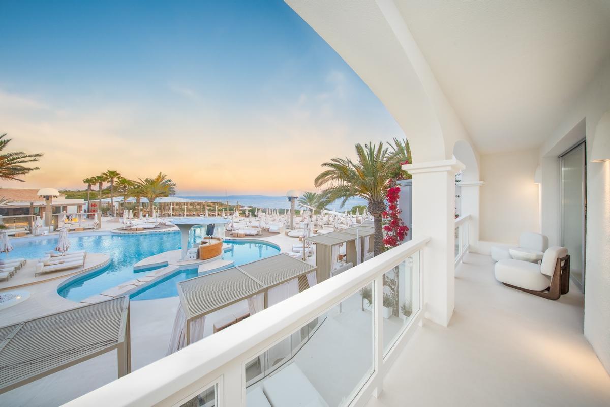 Una de las habitaciones de Destino Five Ibiza con vistas a la piscina.