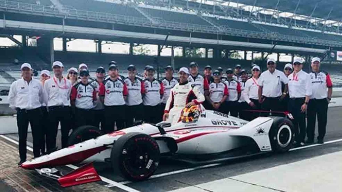 Oriol Servià, junto a los miembros de su equipo, esta semana en Indianápolis