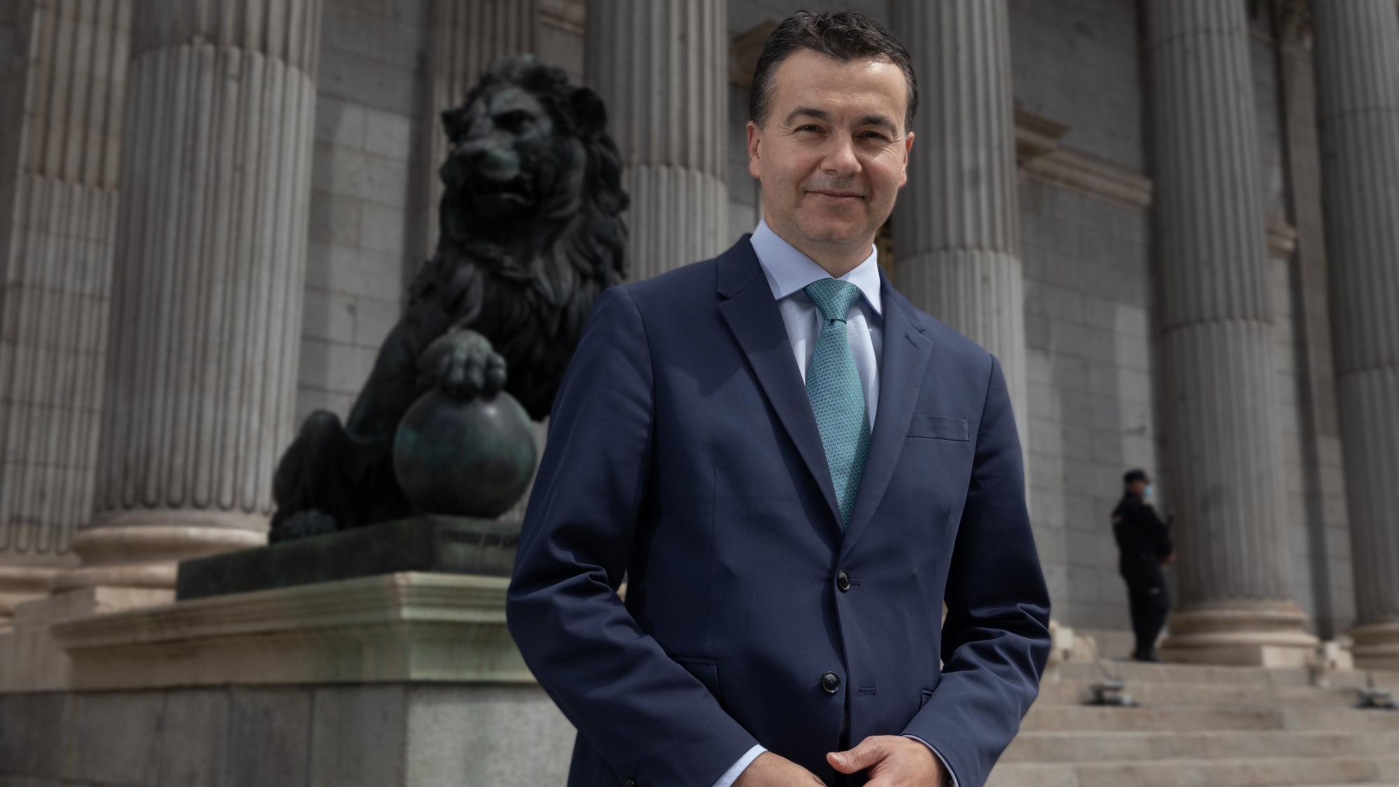 El portavoz del PSOE en el Congreso, Héctor Gómez, frente a los leones.