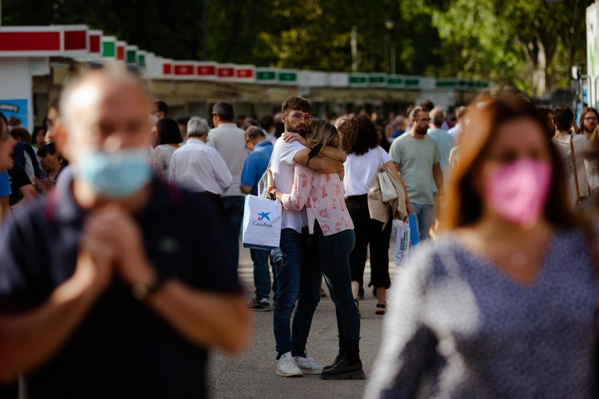 Gente paseando por el Parque del Retiro en Madrid durante la 81ª Feria del Libro. 
