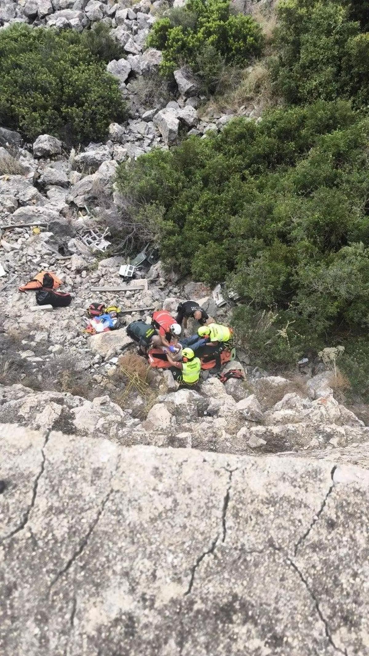 Rescaten un home de 69 anys després de caure per un talús de set metres a Cullera