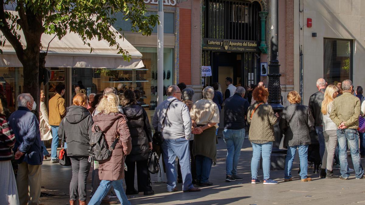 Colas ante una administración de Lotería de Sevilla.