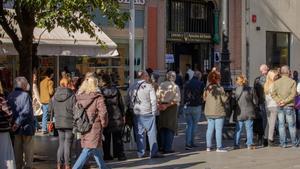 GRAFAND6332. SEVILLA, 27/12/2022.- Decenas de personas hacen cola en la administración de lotería El Gato Negro en Sevilla, que repartió cuatro millones de euros del Gordo de Navidad, para adquirir décimos del Sorteo del Niño, en el que Andalucía gastará 114.296.700 euros con un gasto medio por habitante de 13,49 euros, según los datos de consignación difundidos por Loterías y Apuestas del Estado con respecto al sorteo que tendrá lugar el viernes 6 de enero de 2023. EFE/Julio Muñoz