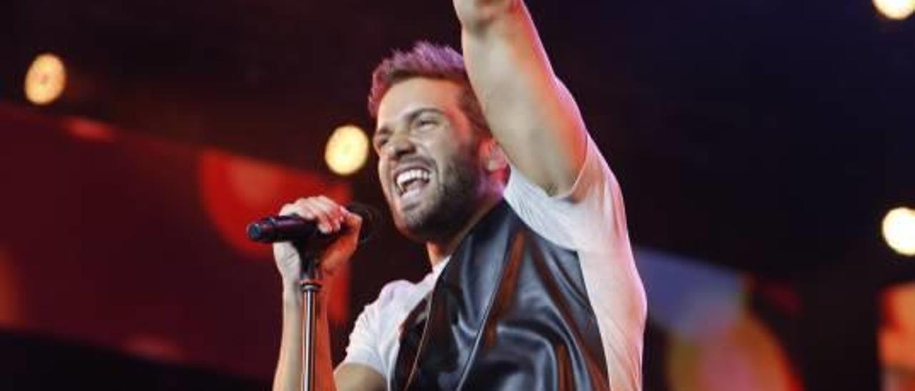 Pablo Alborán en un momento de su concierto anoche en la plaza de toros de Alicante.