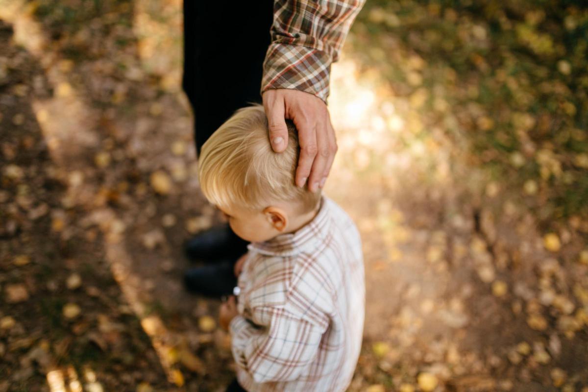 Un padre acompaña a su hijo en una imagen de archivo.