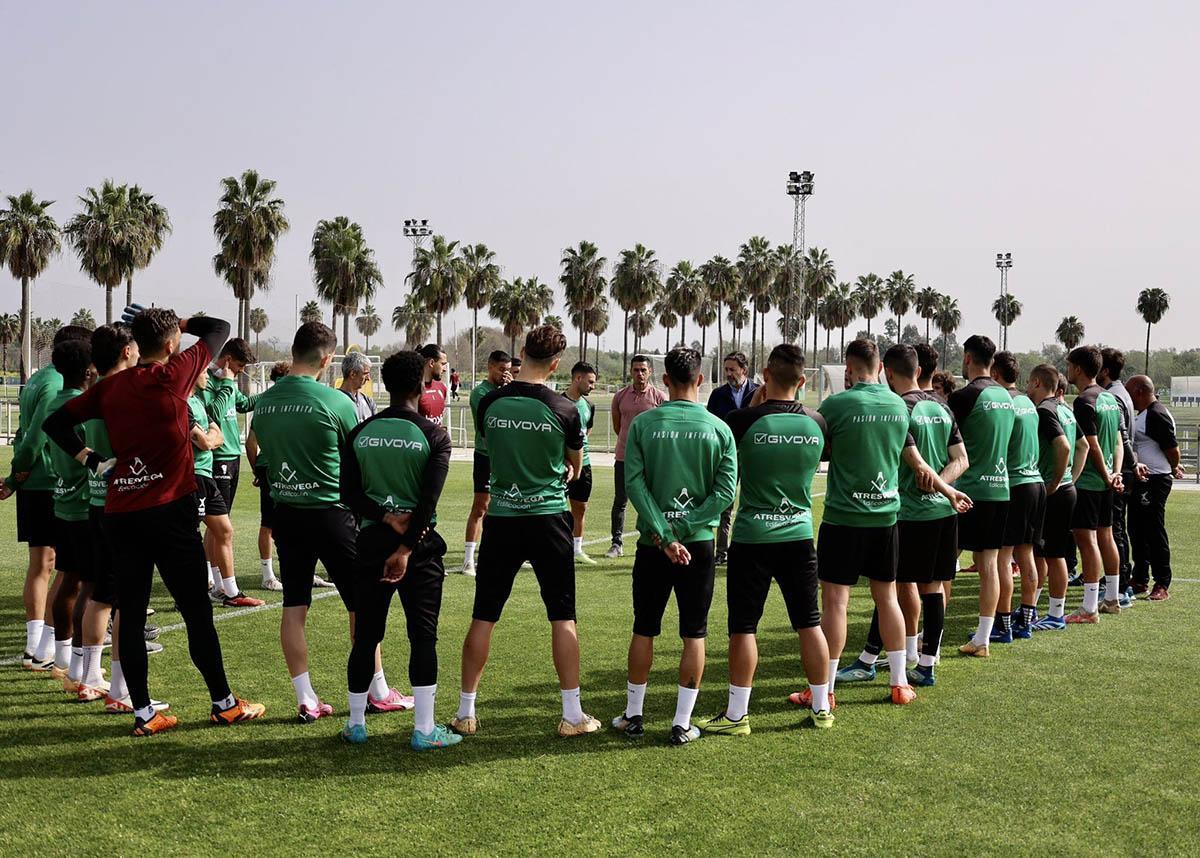 El Córdoba CF y su gran ambiente en el entrenamiento, en imágenes