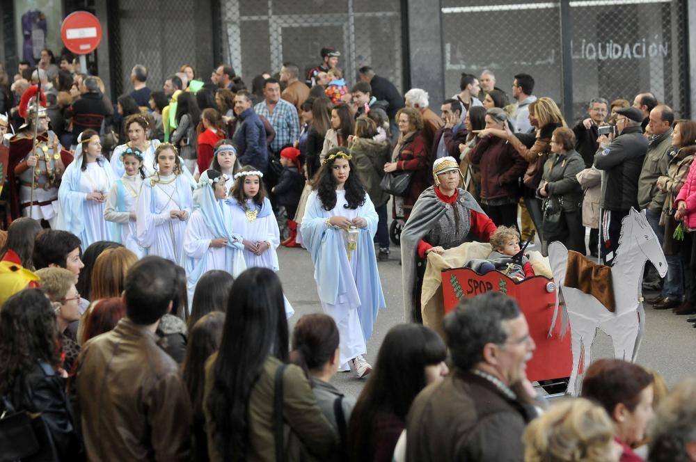 Participantes en el desfile del Antroxu en Pola de Lena.