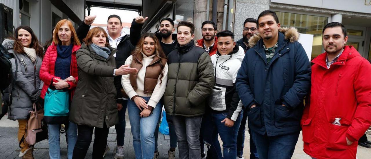 Pilar Varela, tercera por la izquierda, con participantes en el programa «Mercaemprende». | Mara Villamuza