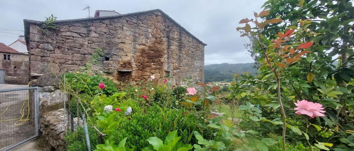 Lareira, forno e lacenas.