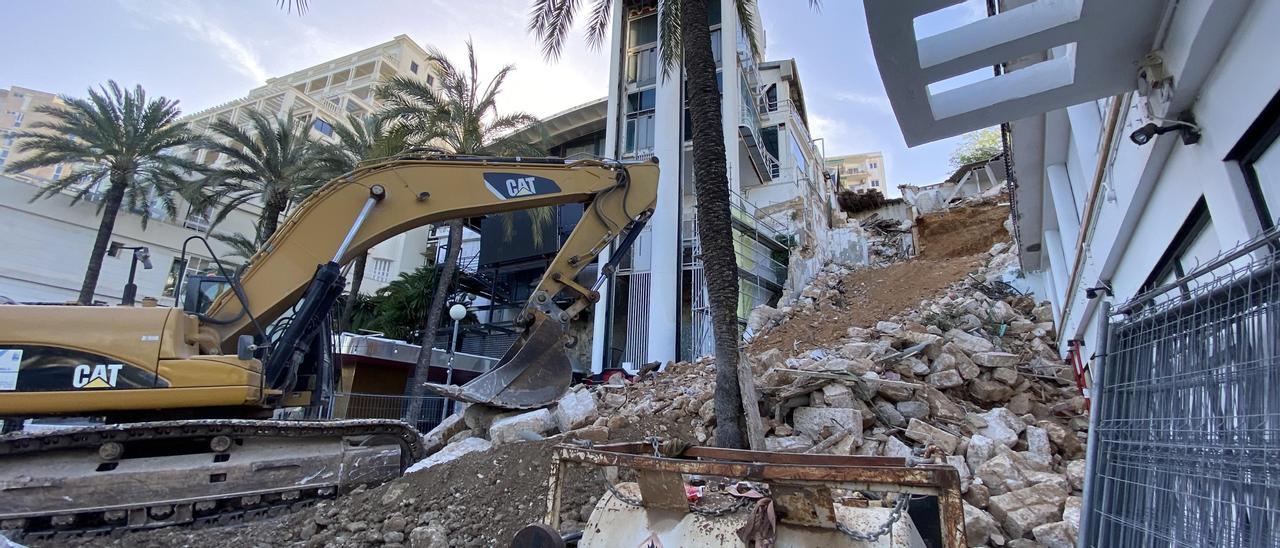 Una gran excavadora ejecutó ayer el final del derribo en el solar situado entre la discoteca Tito&#039;s y el hotel Meliá Victoria de Palma