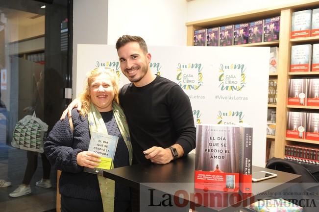 Javier Castillo firma su nueva novela, 'El día que se perdió el amor', en la Casa del Libro de Murcia