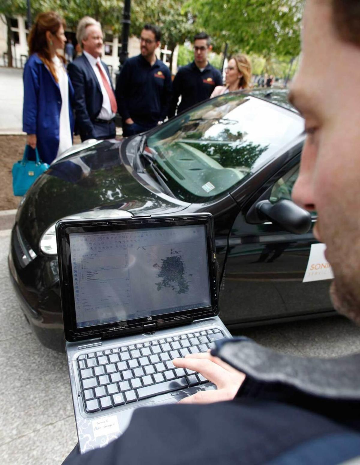 A la izquierda, Manuel Fernández manipula un ordenador.