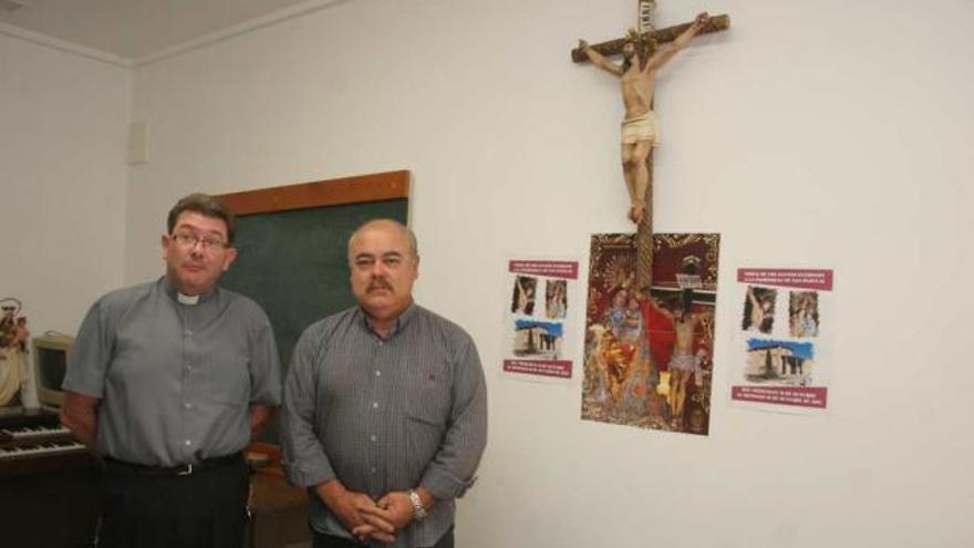 El sacerdote de San Pascual y el presidente de la Cofradía de los Santos Patronos.