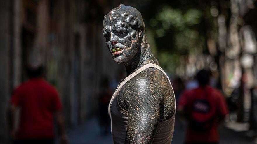 The Black Alien enseña su lengua bífida y verde.