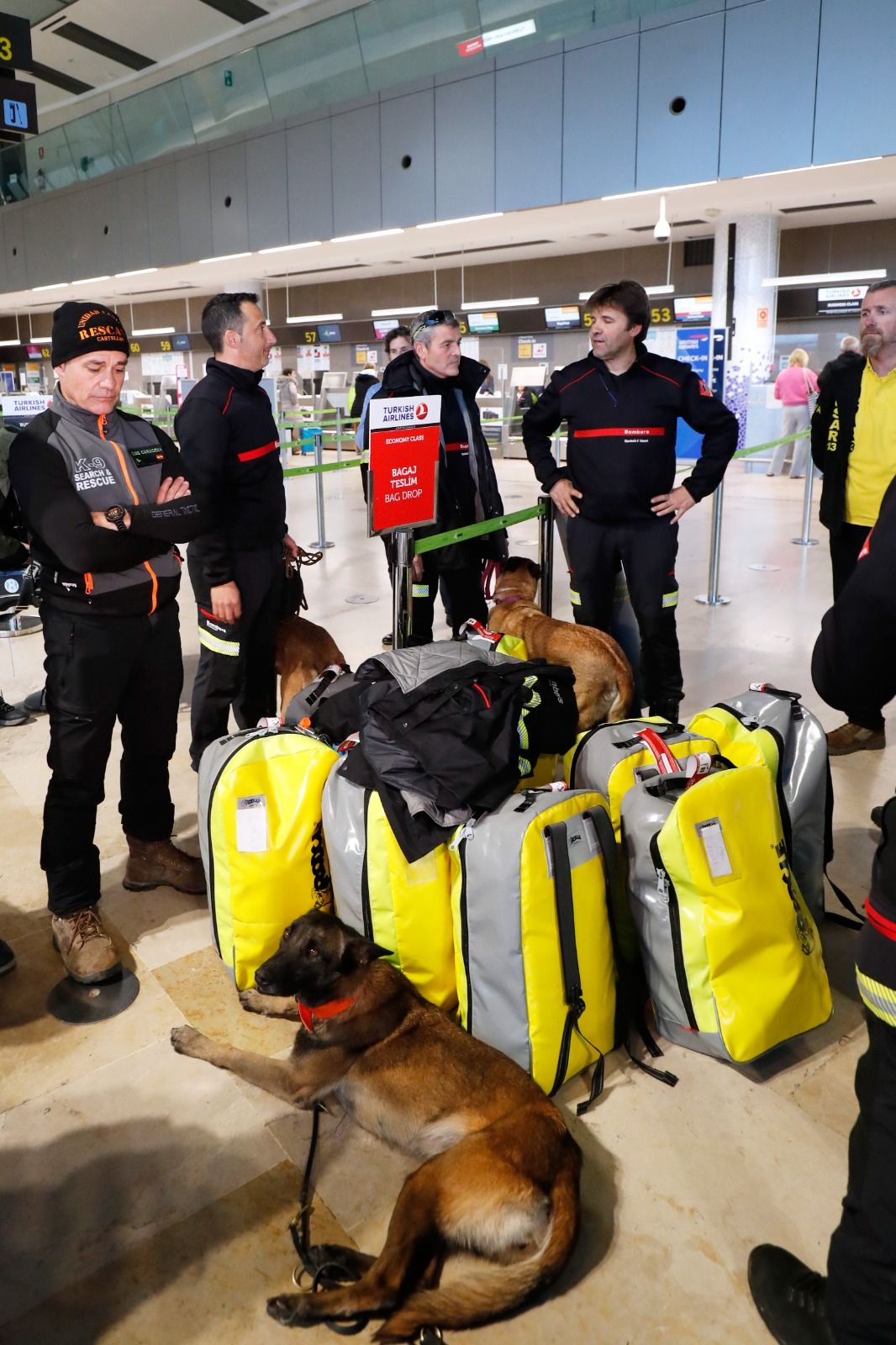 Los bomberos de Alacant partiendo hacia el terremoto de Turquía