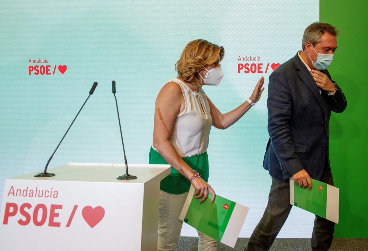 La secretaria general del PSOE-A, Susana Díaz, y el alcalde de Sevilla y ganador de las primarias, Juan Espadas, al término de su rueda de prensa conjunta, este 28 de junio en la sede regional del partido, en la sevillana calle de San Vicente.