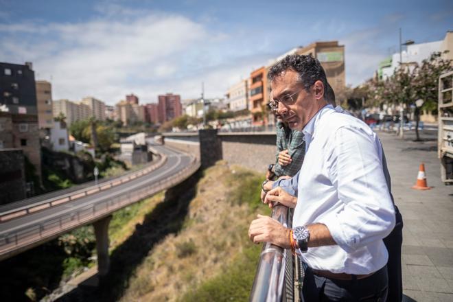 El concejal de Salud-La Salle Carlos Tarife visita la zona del Puente Zurita.