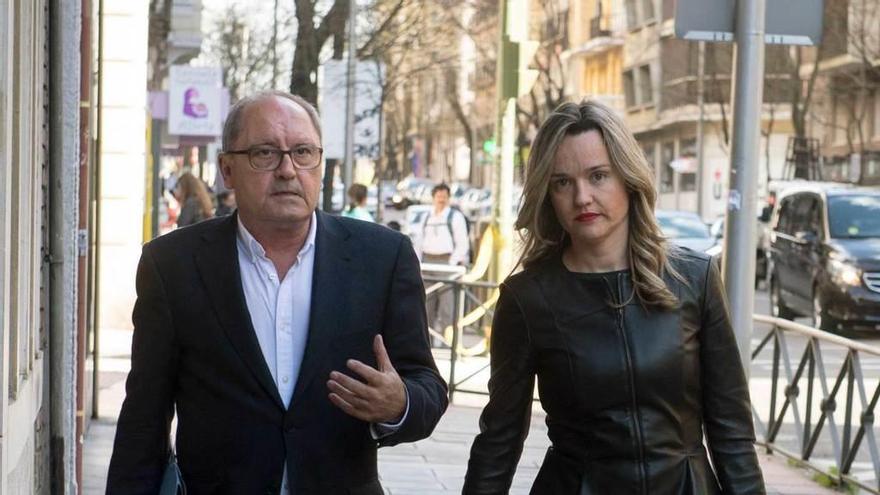 Juan Cornejo y Pilar Alegría, los representantes de Susana Díaz, a su llegada a la reunión con la gestora y el resto de los responsables de campaña.