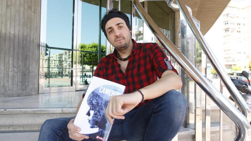 El escritor murciano Cristóbal Terrer muestra su novela ´Cameron´.