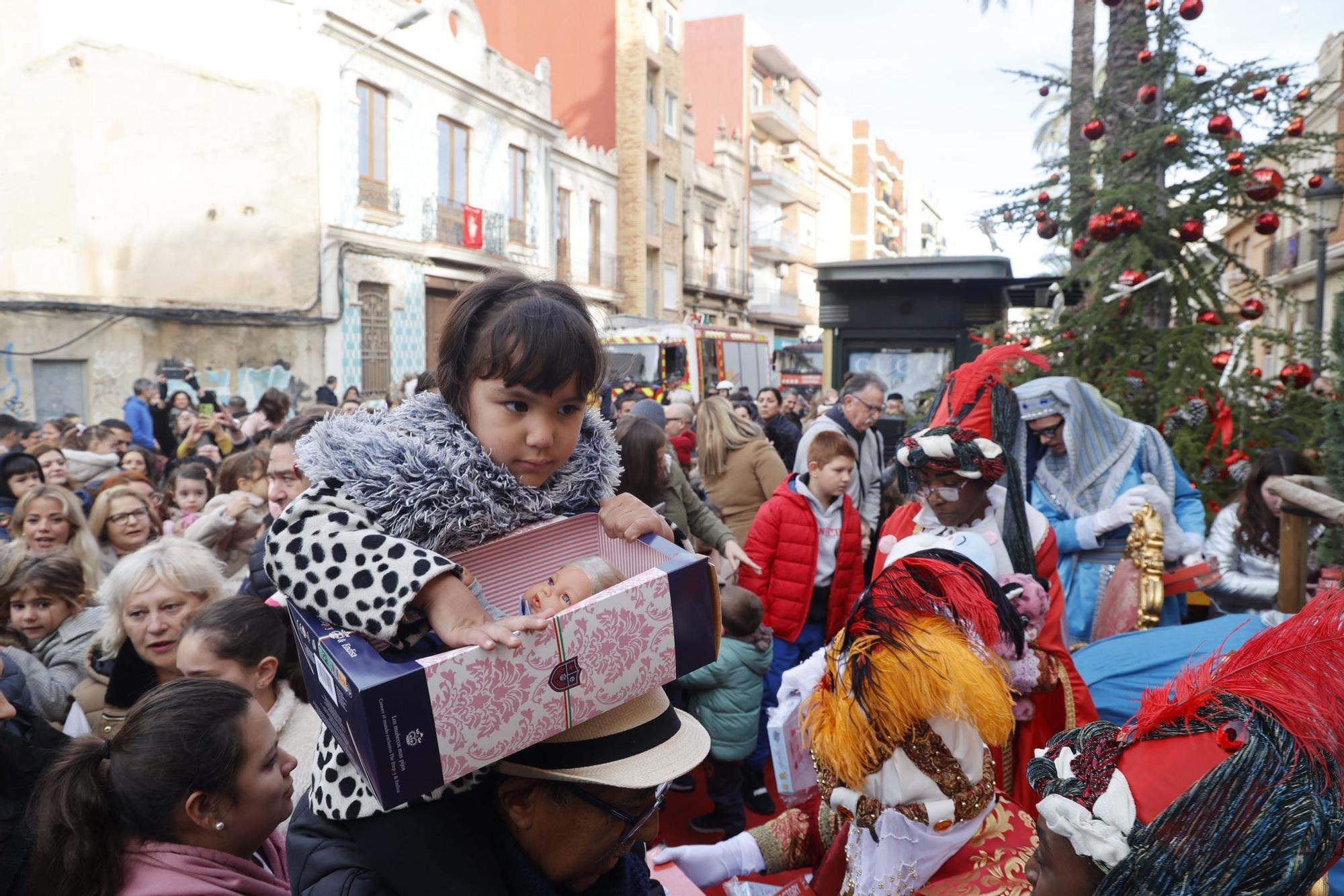 Los Reyes Magos siguen en València y visitan las pedanías afectadas por la dana