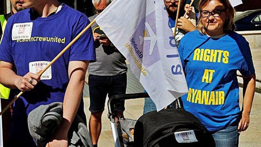 Tripulantes de Ryanair ante el Ministerio de Fomento, ayer.