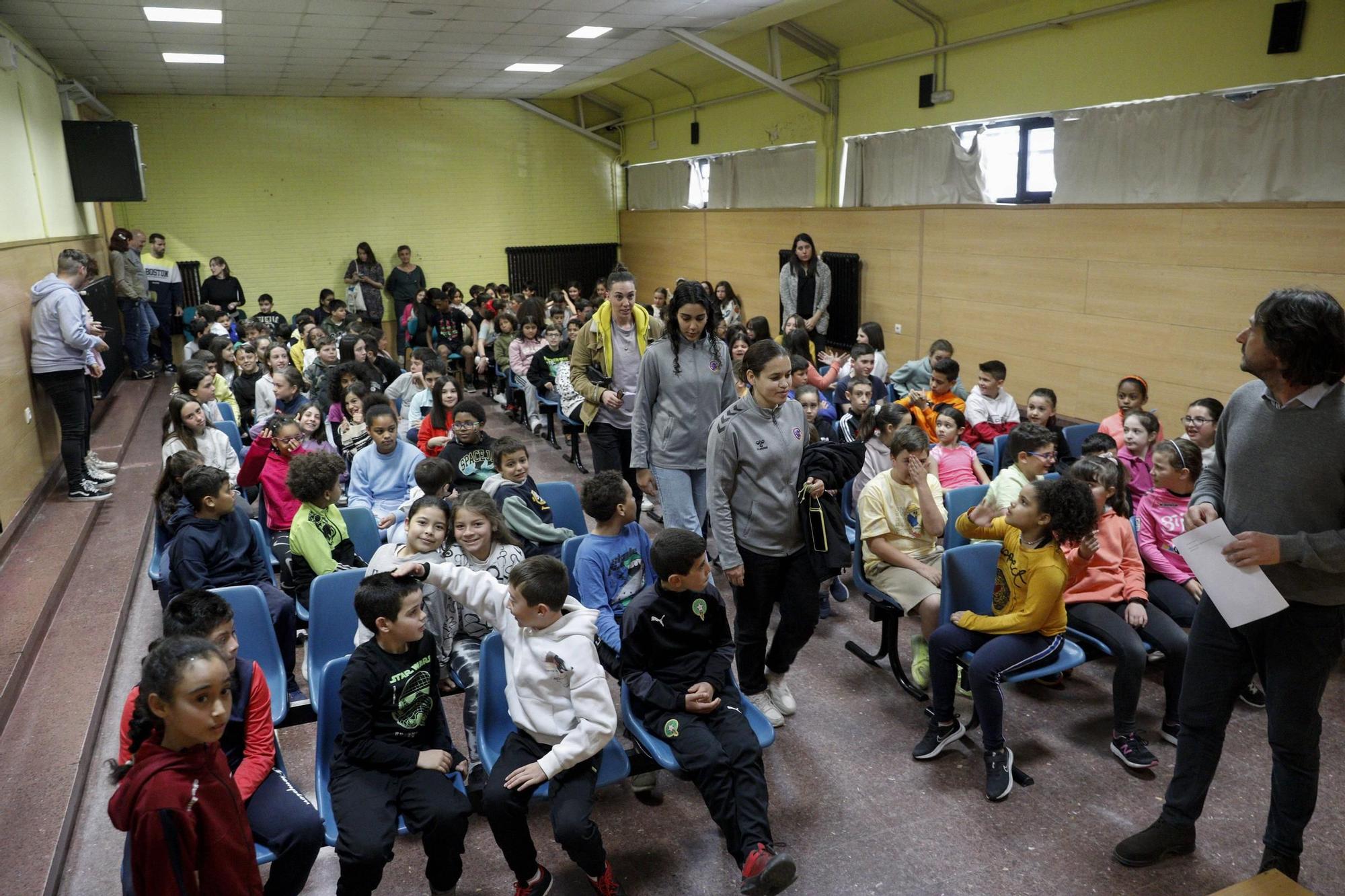 En imágenes. El Club Balonmano La Calzada visita el colegio Pumarín