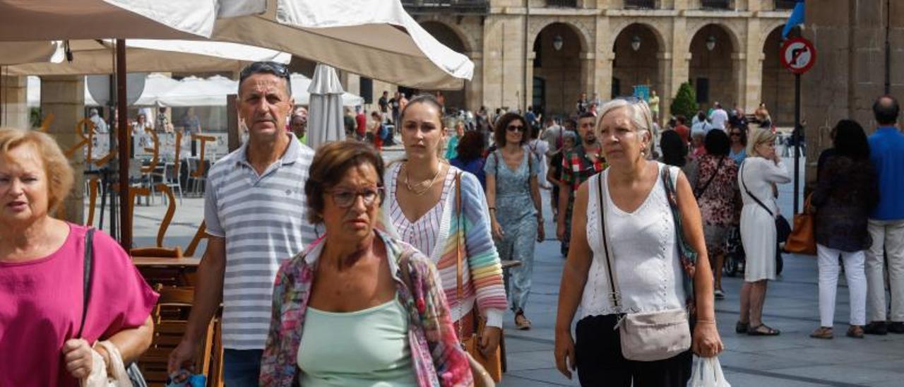 Turistas en el centro de Avilés, con el Ayuntamiento al fondo. | Mara Villamuza