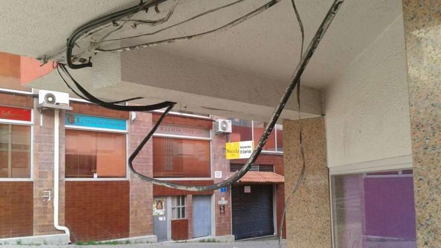 Cables arrancados en un portal de la Avenida de Marín en una noche del pasado fin de semana . // S.Á.