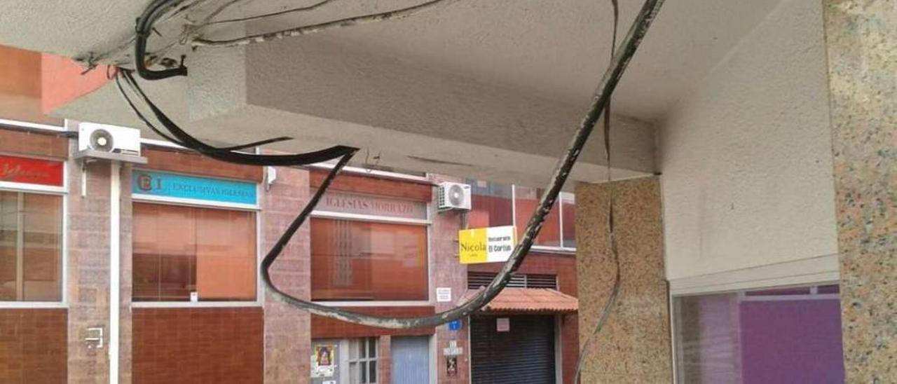 Cables arrancados en un portal de la Avenida de Marín en una noche del pasado fin de semana . // S.Á.