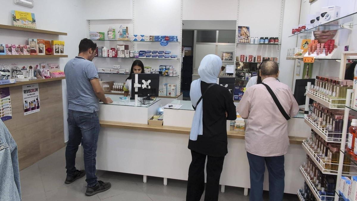 Un establecimiento farmacéutico de Algemesí, en una imagen reciente.