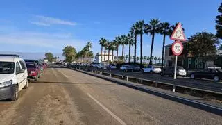 Solidaridad desbordante en Algemesí: Tres kilómetros de coches aparcados de voluntarios que acuden a ayudar