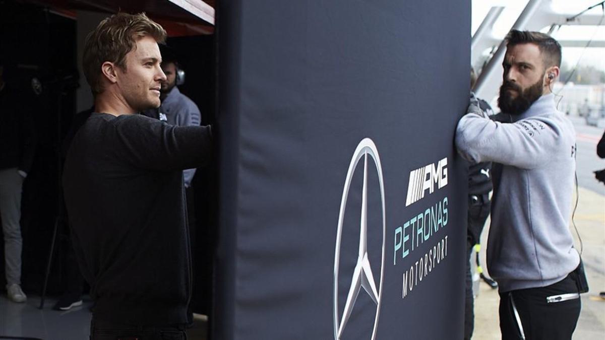 Nico Rosberg, siguiendo el test de F1 desde el box en Barcelona