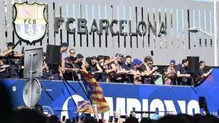Barcelona se viene arriba con la rúa del Barça: del helado de Szczesny a los balones de playa en cinco horas de fiesta