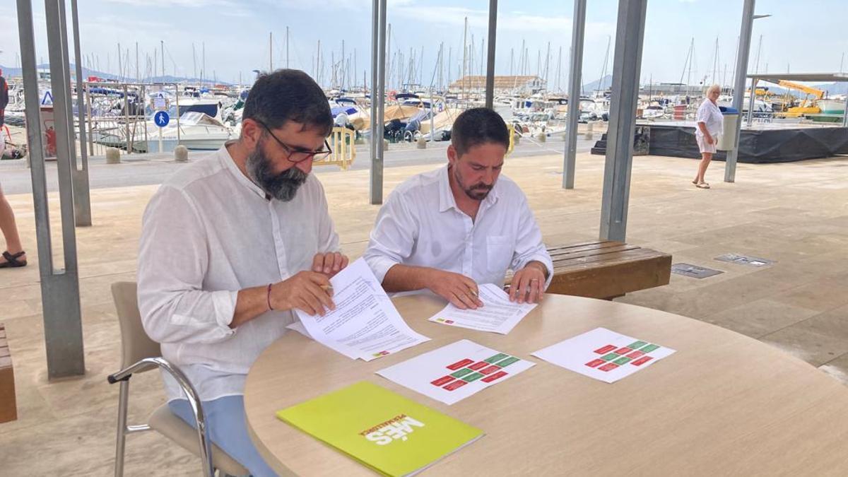Antoni Maria Rosselló y Antoni Cànaves han firmado el pacto de gobierno este jueves en el Moll.