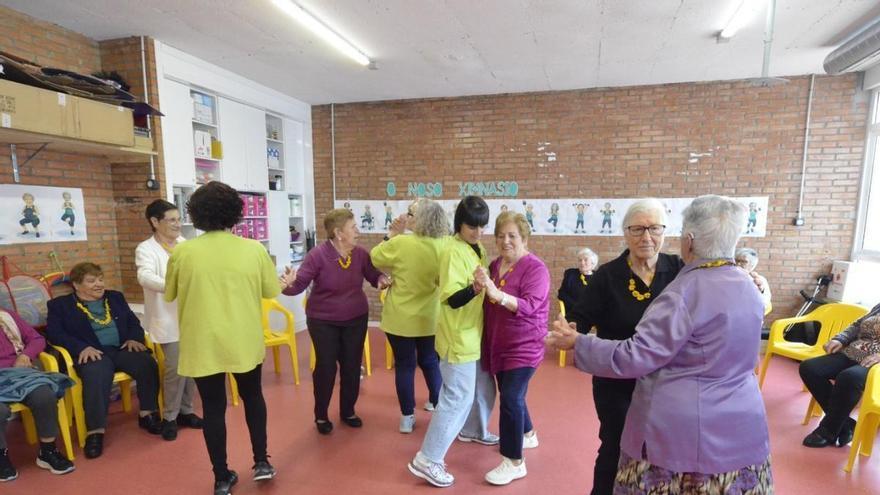 Las grovenses de más edad, protagonistas en el Día de la Madre con Vellos Tempos