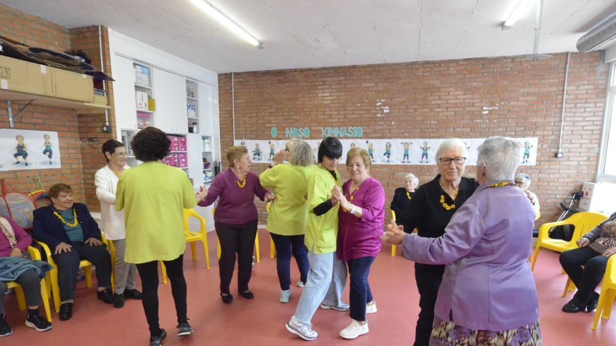 Las grovenses de más edad, protagonistas en el Día de la Madre con Vellos Tempos