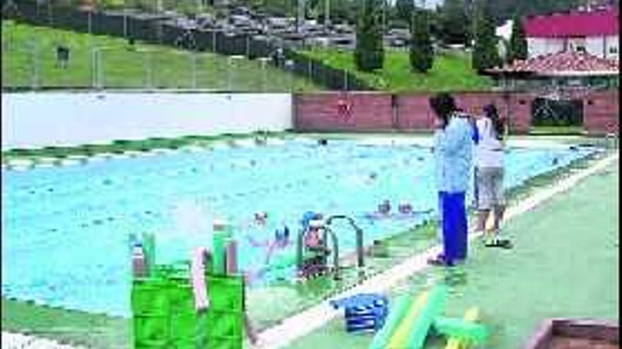 Niños, en un cursillo de natación durante la mañana de ayer.