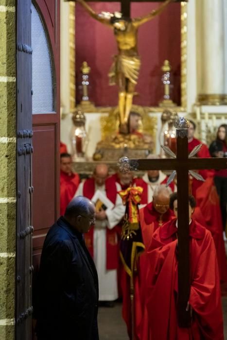 19.04.19. Las Palmas de Gran Canaria. SEMANA SANTA. Viacrucis del Silencio, Cristo del Buen Fin a su salida de la Iglesia del Espíritu Santo, Vegueta.  Foto Quique Curbelo  | 19/04/2019 | Fotógrafo: Quique Curbelo