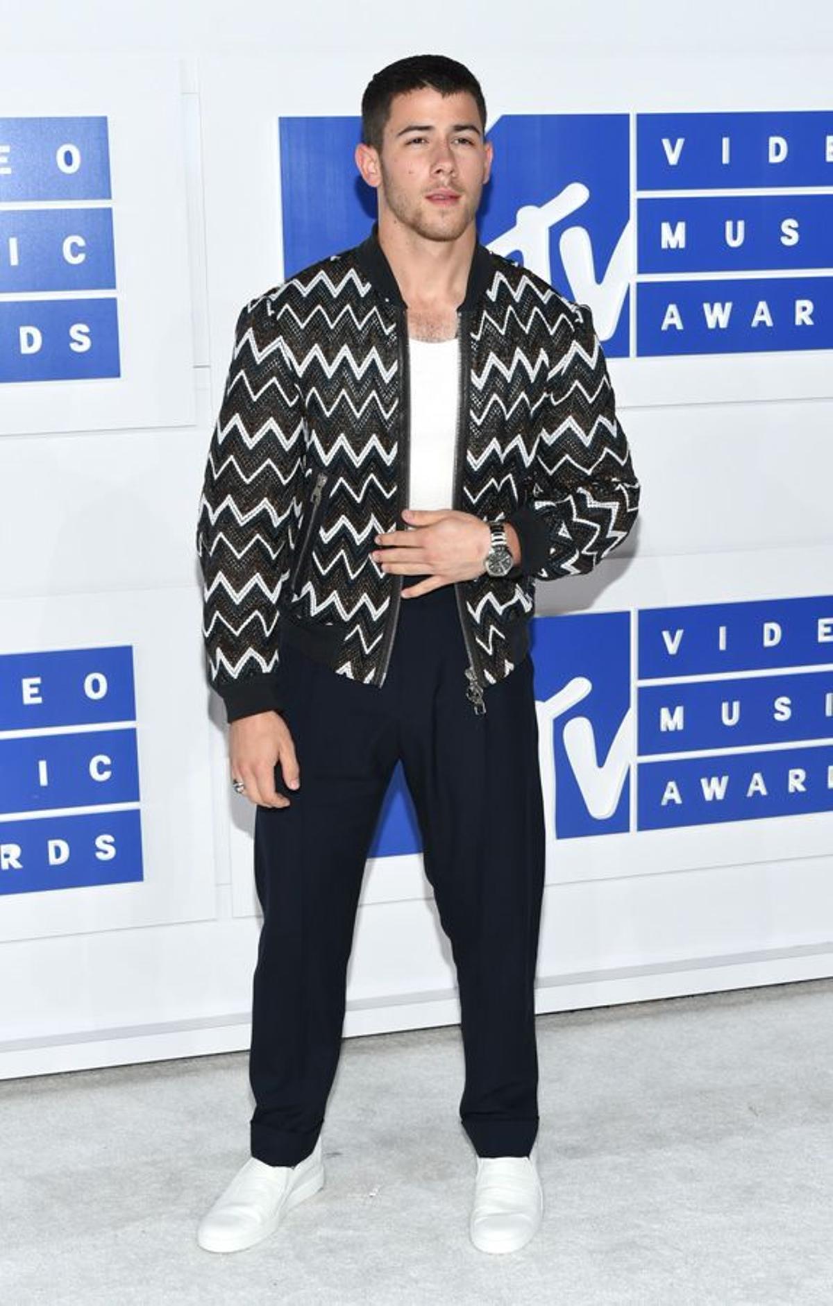 Nick Jonas de Louis Vuitton en los MTV Video Music Awards 2016