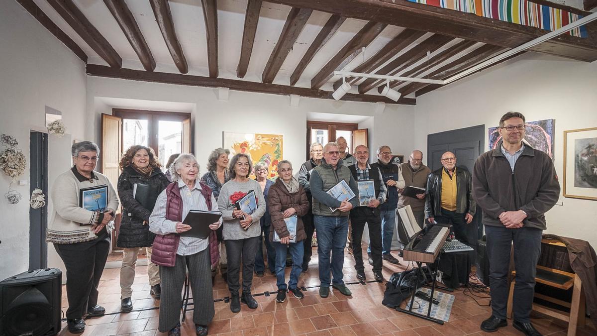 Els integrants de la coral de Maçanet de Cabrenys amb el director de l'espectacle musical.