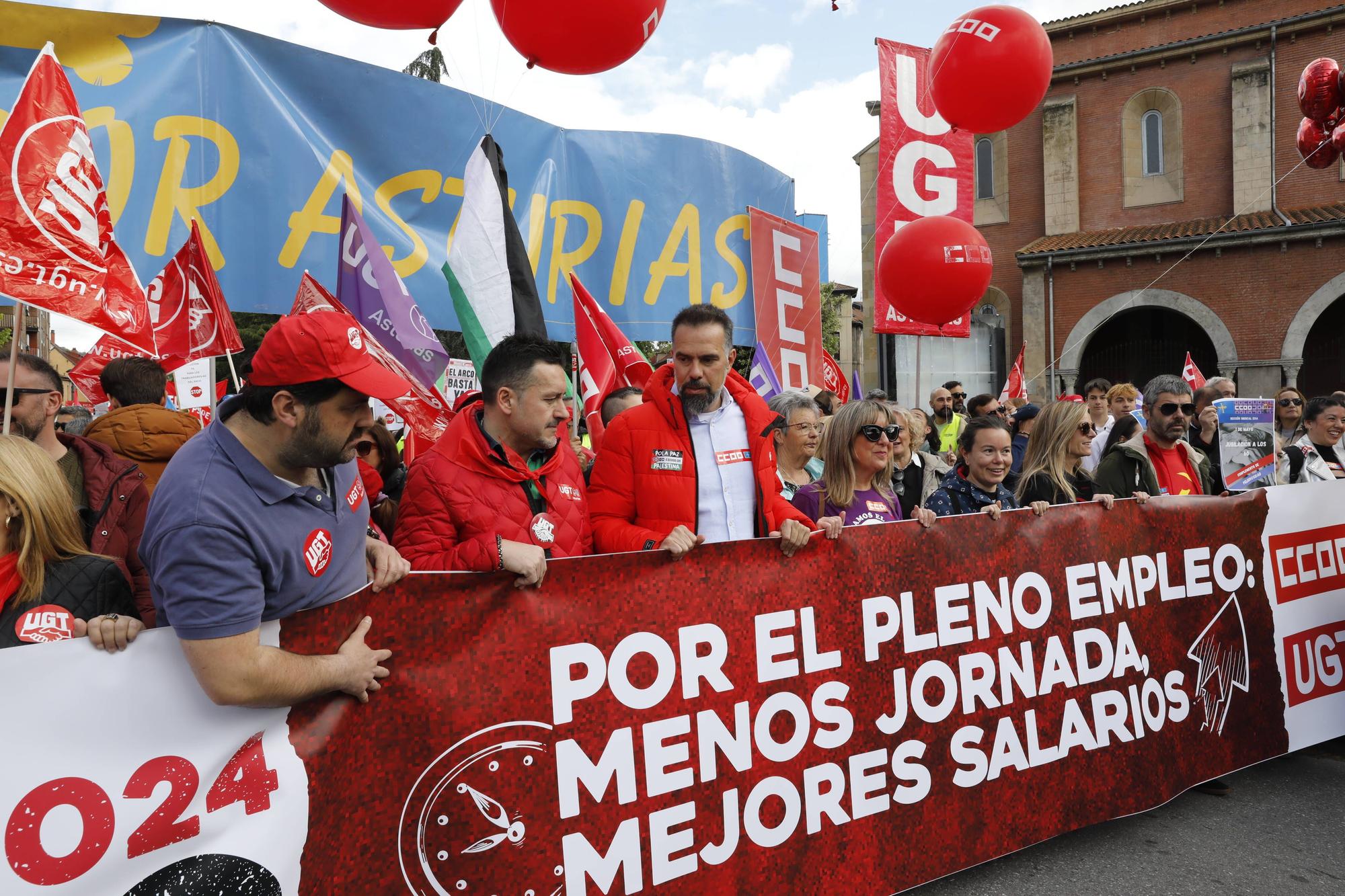 Manifestación de los sindicatos mayoritarios en Langreo por el 1 de mayo.