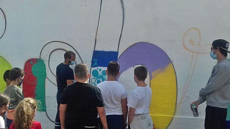 Los usuarios del espacio joven han realizado un taller de graffiti.  |     