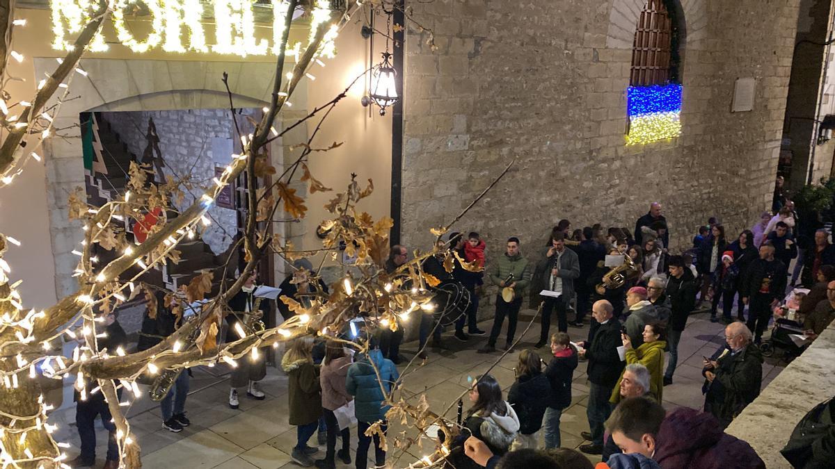 Una bandera de Ucrania iluminada adornaba la fachada en señal de protesta por la guerra.