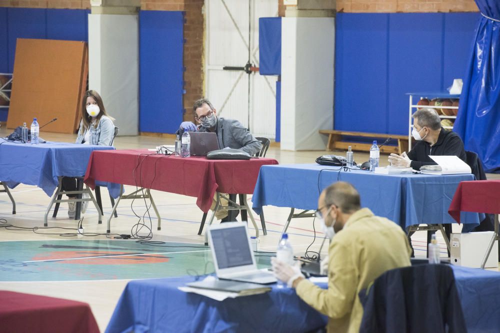 Ple inèdit de l'Ajuntament de Sant Fruitós: al poliesportiu i sense públic