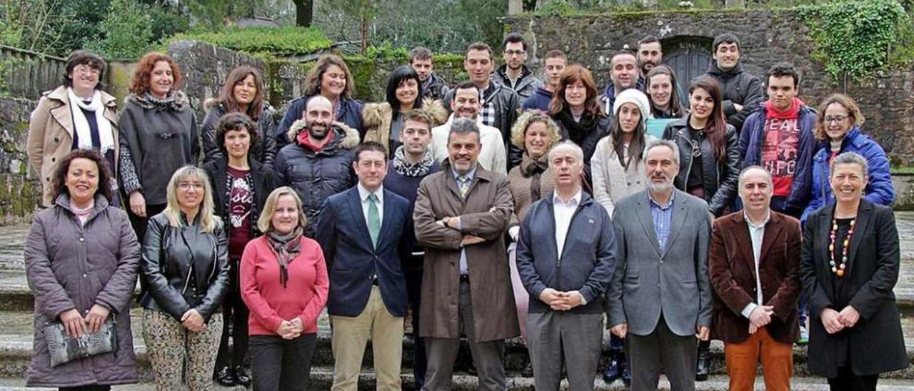 Autoridades, profesores y alumnos posan durante el acto de clasusura en las instalaciones de Vista Real. //