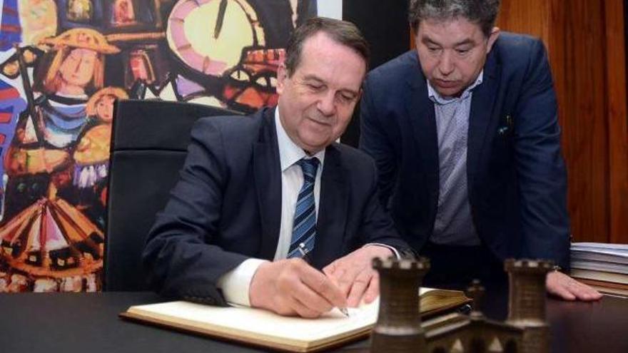 Caballero firma en el Libro de Honor del Concello de Pontevedra en presencia de Lores. // Rafa Vázquez